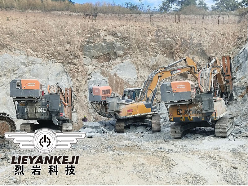 巖石鉆裂機(jī)地基開挖現(xiàn)場