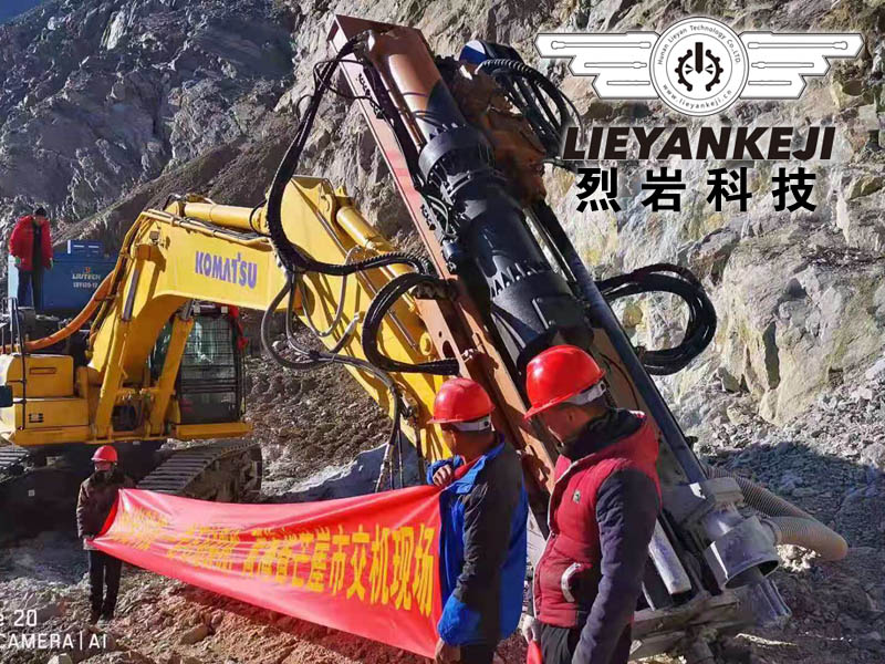 礦山免爆破劈裂設備青海交機現(xiàn)場
