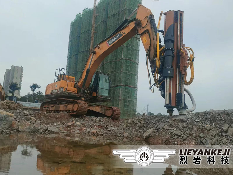 全自動(dòng)鉆孔破裂巖石一體機(jī)應(yīng)用于基建開挖
